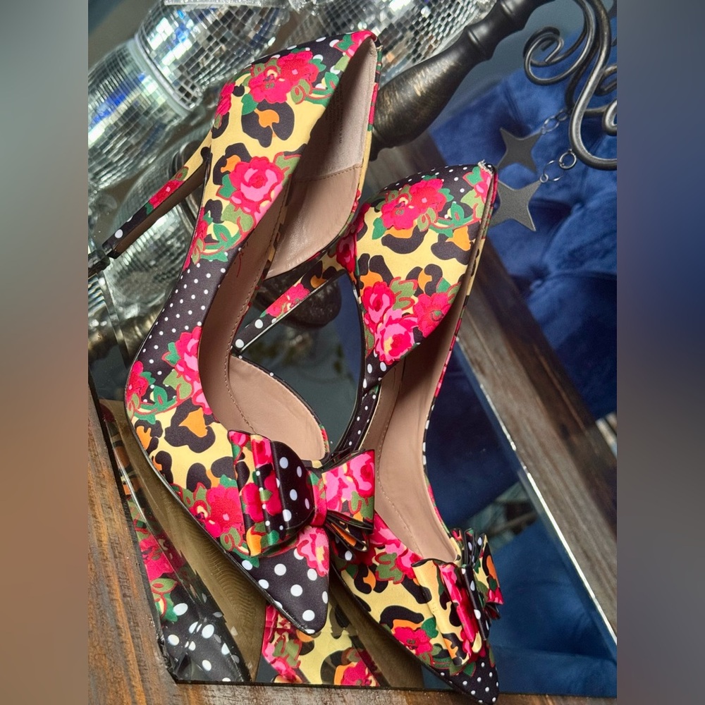 Betsey Johnson Black Polka Dot Floral Bow Pointed Pumps - Picture 7 of 9